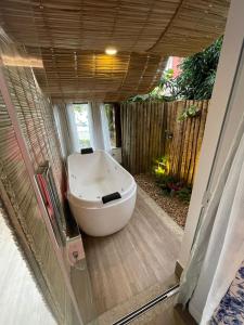 卡波布里奥雷坎托达帕萨杰姆精品酒店的浴室内设有一个浴缸。