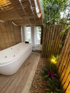 卡波布里奥雷坎托达帕萨杰姆精品酒店的带浴缸和大窗户的大浴室