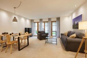 格赖瑙Zugspitzerei - Premium Chalet Ferienwohnungen的客厅配有沙发和桌子