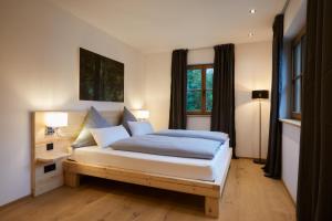 格赖瑙Zugspitzerei - Premium Chalet Ferienwohnungen的一间卧室设有一张床和一个窗口