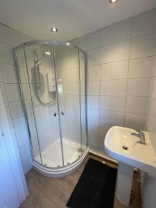 卡纳芬Chalet 208 In Glan Gwna Caernarfon的带淋浴和盥洗盆的浴室