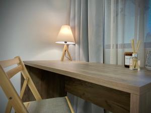 旧扎戈拉Spacious & Cozy 2 bed Apartment with Work Space & Fast Wi-fi的一张带台灯和椅子的木桌