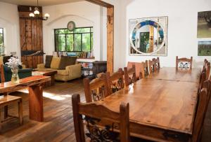 拜特希勒维特拉度假屋村及Spa公寓式酒店的用餐室配有大型木桌和椅子