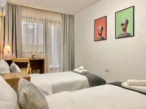 旧扎戈拉Spacious & Cozy 2 bed Apartment with Work Space & Fast Wi-fi的一间酒店客房,房间内设有两张床