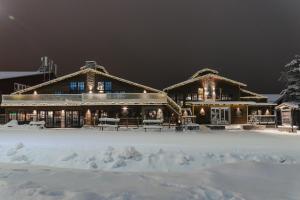 萨伦Hotell Viktors的雪中大建筑,有雪覆盖