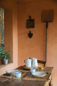 卡潘诺里Studio/Flat Rustic Tuscan Marziani 2的一张木桌,上面有盘子和杯子