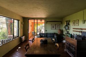 卡潘诺里Studio/Flat Rustic Tuscan Marziani 2的客厅配有桌子和沙发