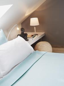 比勒费尔德老城比勒费尔德酒店的一间卧室配有一张床和一张带台灯的桌子