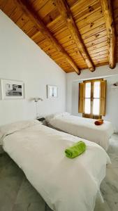利纳雷斯德拉谢拉La Cantarera的配有木天花板的客房内的两张床