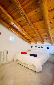 利纳雷斯德拉谢拉La Cantarera的木天花板的客房内的一张床位