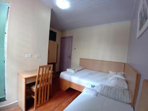 圣保罗Hotel Pousada Viana的小房间设有一张床和一张桌子