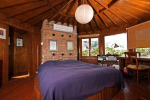 伯萨Perfect Home with Private Beach by Iznik Lake的一间卧室设有一张床和砖墙