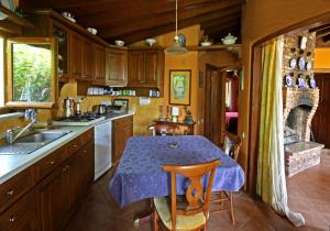 伯萨Perfect Home with Private Beach by Iznik Lake的厨房配有带紫色桌布的桌子