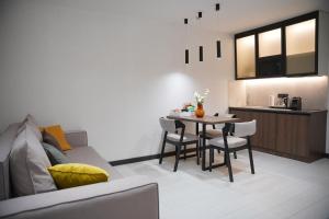 布克维BUKA Apart-Hotel & SPA的厨房以及带桌椅的起居室。