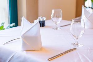 瓦尔弗当日莫里斯餐厅酒店的一张桌子,配有两杯酒和白餐巾
