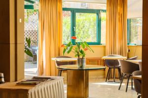瓦尔弗当日莫里斯餐厅酒店的客房设有桌椅和窗户。
