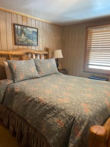 BrightonSilver Fork Lodge & Restaurant的一间卧室配有一张床和被子