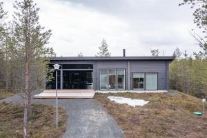 鲁卡Rokovan Helmi - Natural peace in Ruka-Kuusamo的森林中的房子