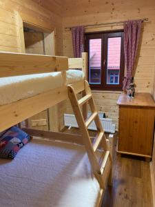 Gaboltovchata Derikovo的小木屋内一间卧室配有两张双层床