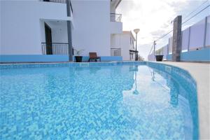 丰沙尔Vila Camacho Guest House的一座建筑物中央的游泳池