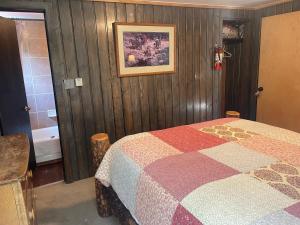 BrightonSilver Fork Lodge & Restaurant的一间卧室设有一张床和一间浴室。
