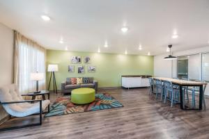 土桑WoodSpring Suites Tucson-South的客厅配有沙发和桌子