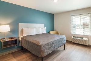 WoodSpring Suites Tucson-South客房内的一张或多张床位