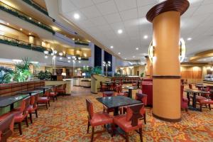 Wyndham Grand Oklahoma City Downtown餐厅或其他用餐的地方