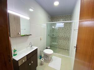 佩尼亚Calefe Suítes的带淋浴、卫生间和盥洗盆的浴室