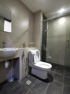 哥打京那巴鲁BC The Loft 2A Imago Studio的浴室配有卫生间、盥洗盆和淋浴。
