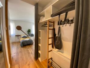 卢布尔雅那Boennium Apartments的一间小房间,配有双层床和一间卧室