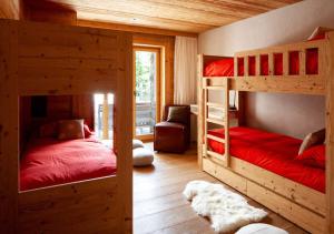 RougemontRegent Retreat by MC的小屋内设有一间带两张双层床的卧室