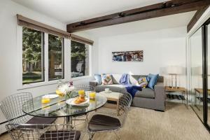 阿斯潘Standard Two Bedroom - Aspen Alps 101的客厅配有桌子和沙发