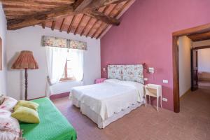 拉波拉诺泰尔梅泰诺塔艾玛罗假日农场酒店的卧室配有白色的床和粉红色的墙壁