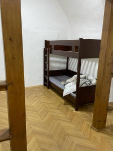 Schlaffburg客房内的一张或多张双层床