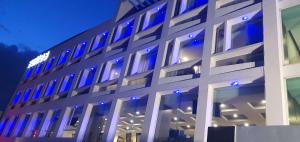 托卢卡Best Western Plus Metepec & Suites的建筑的侧面有蓝色的灯光