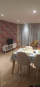 波哥大Modern and cozy apartment in Centro International的客厅配有桌椅和电视。