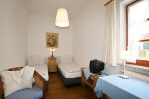 奥巴拉马高Hotel-Gasthof Rose的客房设有床、沙发和电视。