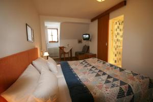 奥巴拉马高Hotel-Gasthof Rose的一间卧室配有床,床上装有被子