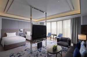 Hotel Okura Manila - Staycation Approved的电视和/或娱乐中心