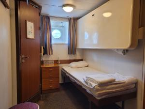 图尔库S/S波尔莱法旅舍的小房间设有床和窗户