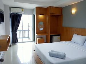 彭世洛@Me2酒店的卧室配有一张大白色床和窗户