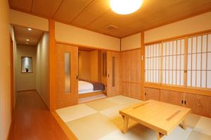 草津索美安日式旅馆的一间设有桌子和一张床的房间