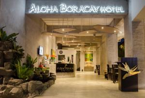 长滩岛长滩岛阿罗哈酒店的一家设有餐厅的aloha Baray酒店的大堂