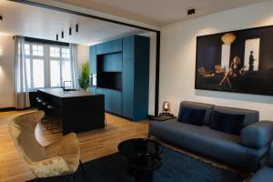 斯特拉斯堡JAMES Résidence & Spa的客厅配有沙发、桌子和书桌