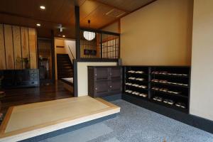 草津索美安日式旅馆的客房设有带木柜的酒窖。