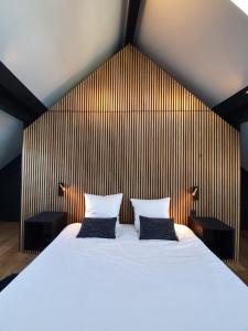 斯特拉斯堡JAMES Résidence & Spa的一间卧室配有一张大床和两个枕头