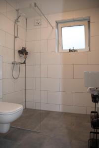 BunneDe Burcht-Drenthe的一间带卫生间和窗户的浴室