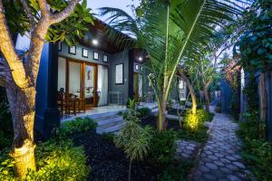 蓝梦岛伦邦岸岛努巴巴谷斯旅馆的前面有棕榈树的房子