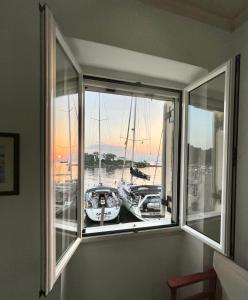 盖奥斯Dolce Vivere by Konnect, Gaios Paxos的享有海港内船只景致的窗户